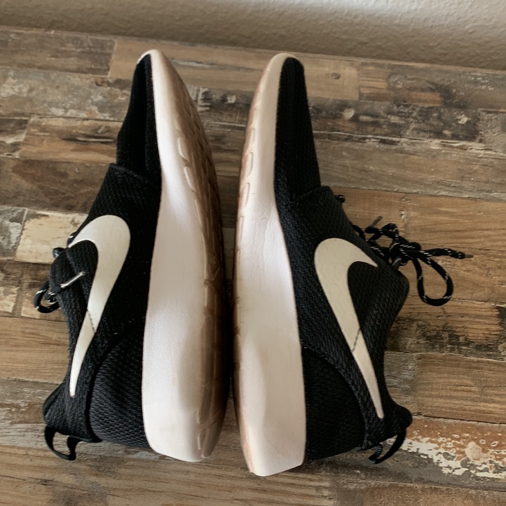 Nike Roshe One Women’s Lace Up Sneakers Black White Size 8.5 Minimalist Comfort - Picture 8 of 12